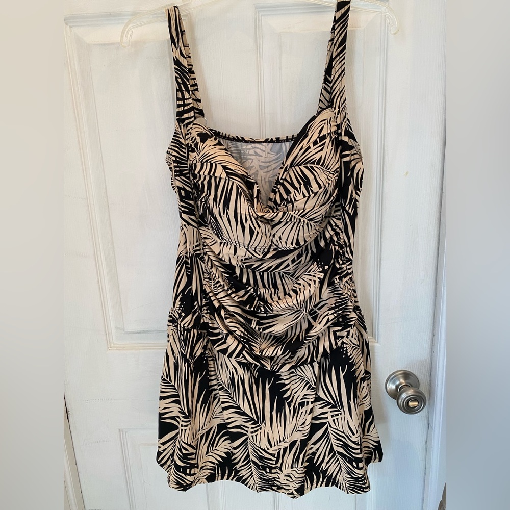1 Piece Skirted Swim Suit Women’s size 22 Flirty Cute
